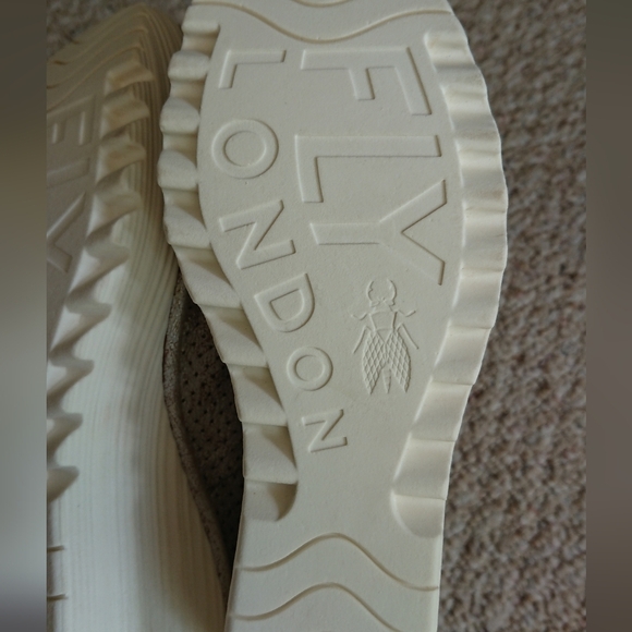 Fly London Yazu cool pearl Silver Perforated Leather Wedge size 9.5 - Picture 13 of 14